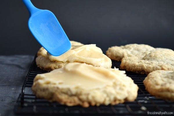 Putting icing onto an Oatmeal Tribly