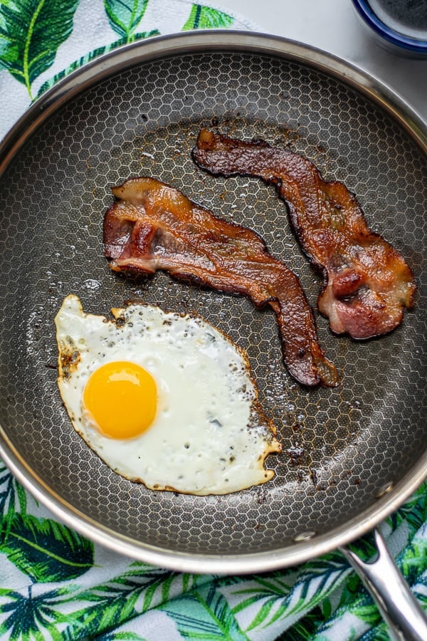 bacon and egg in the Mealthy non-stick pan