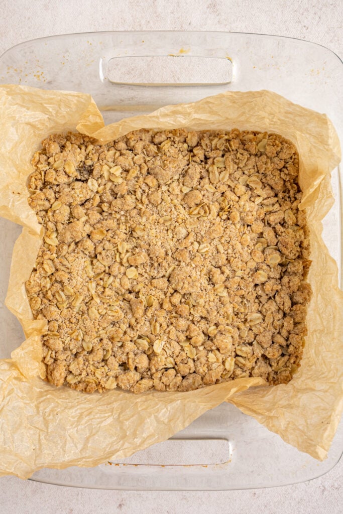 Fresh out of the oven fig oat bars in a glass square baking pan.